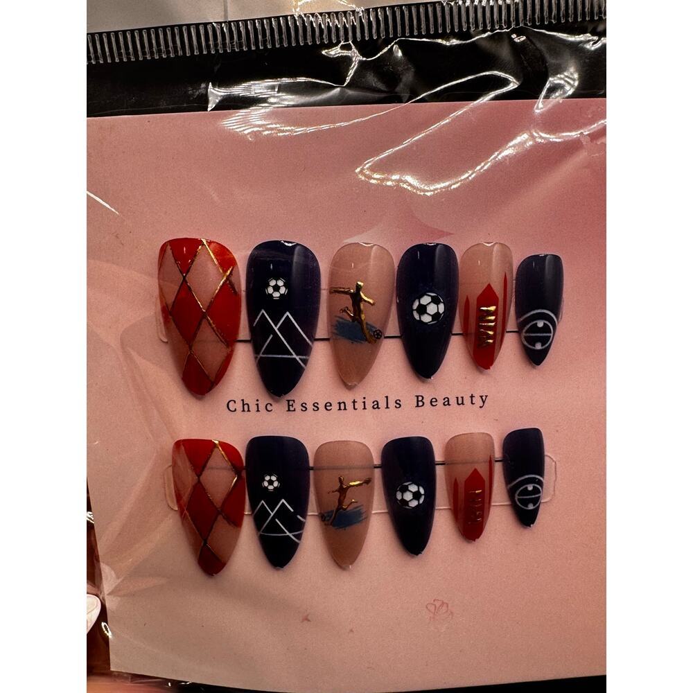 NWT Set of press on nails size medium with nail tabs